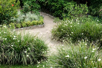 Prescindir del césped simplifica el mantenimiento y darle a cada espacio su correcta dimensión (senderos, terrazas o juegos para chicos) es clave al momento de diseñar.