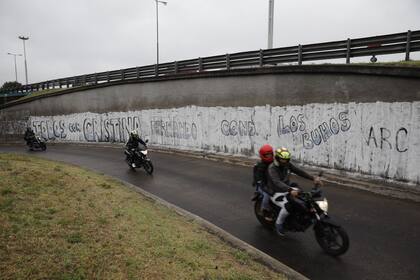 Presencia de pintadas de Los Búhos favorables a Cristina Kirchner, en la colectora de la avenida General Paz