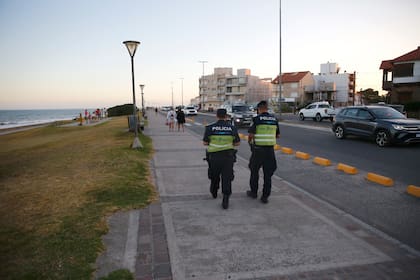 Presencia policial en el paseo costero, en el marco del operativo dispuesto tras el ataque