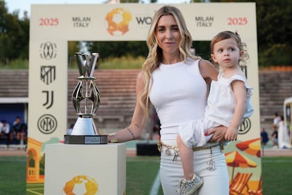 “Presenciar el talento y la determinación excepcionales de las jugadoras en la cancha fue realmente inspirador. Poder compartirlo con mi hija lo hizo inolvidable”, dijo Victoire. En la imagen, junto al trofeo de The Women's Cup