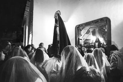 Presencias fantasmales. Las lloronas, mujeres cubiertas con tules blancos, cargan al Jesús desclavado y otras imágenes durante un viacrucis de 14 estaciones por las calles del pueblo