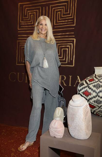 Evelyn Scheidl eligió un outfit monocromo de pantalón y kimono al que complementó con chatitas