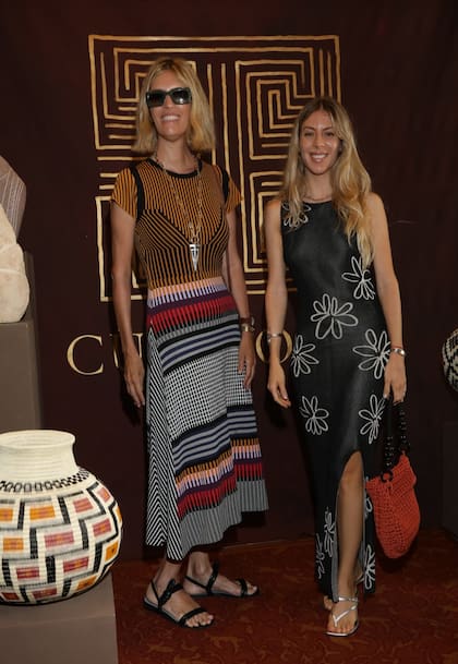 Luchi de Alzaga y su socia en la presentación de Astrid Muñoz.