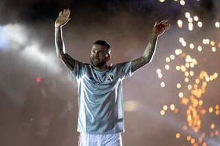 Descalzo sobre el escudo: el show de Dani Alves en San Pablo ante 45 mil hinchas