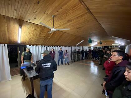 Presentación de las pruebas, ante testigos, contra la banda de policías secuestradores de Tucumán