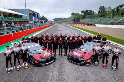 Presentación de los Lexus de la clase LMGT3 que prepara Akkodis; a la derecha, Pechito López, que está próximo a cumplir 43 años.