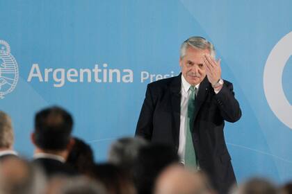 Presentacion de los nuevos billletes con los proceres que reemplazaran a los animales, Albero Fernandez lo hace junto a Carlos Pesce y Marco del Pont