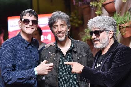 Toti Iglesias, de Jóvenes Pordioseros, con los Estelares Víctor Bertamoni y Manuel Moretti 