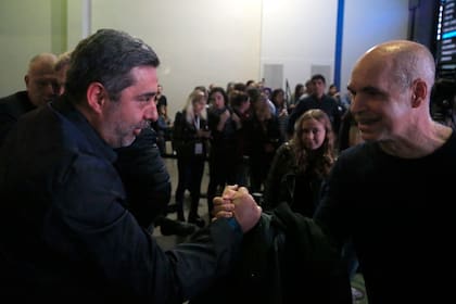 Daniel Angelici saluda a Horacio Rodríguez Larreta en la presentación del libro de Martín Lousteau en la Feria del Libro del año pasado