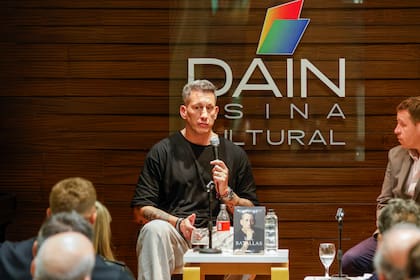 Presentación del libro ¨Mil Batallas¨del ex Puma Patricio Pato Albacete.