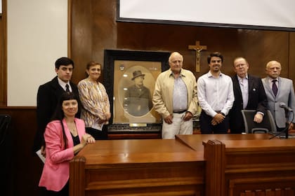 Presentación del retrato de Mitre donado al Museo de la Ciudad de Vicente López: el secretario general de la Municipalidad, Paolo Barbieri, y el presidente de la Sociedad Cosmopolita, Oscar Revuelto, se refirieron a la estrecha conexión que Mitre tuvo con esta localidad de Zona Norte