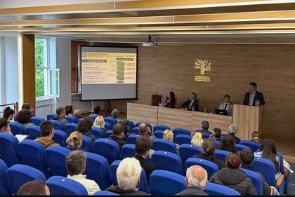 Presentación sobre siembra directa y maquinaria agrícola argentina en la Facultad de Agricultura de la Universidad de Sofía, Bulgaria, por expertos de Aapresid y Cafma junto al embajador Alejandro Zothner Meyer en mayo del 2025