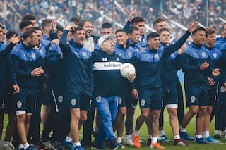 Regreso veloz: Maradona vuelve a Gimnasia dos días después de haber renunciado