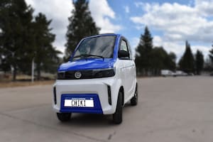 Presentan un auto eléctrico para tres personas que se vende como el 0km más barato del país