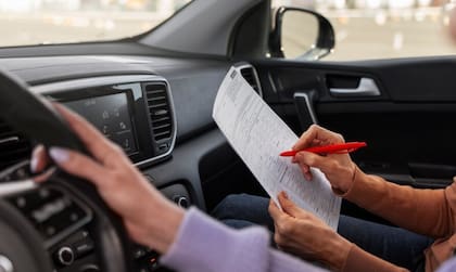 Presentar los documentos necesarios es muy importante para sacar una licencia de conducir.