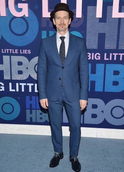 Un look en azul para el actor Denis O´Hare