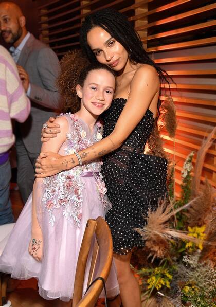 Una gran familia. La actrices Chloe Coleman y Zoë Kravitz mostraron su buena onda durante el evento.