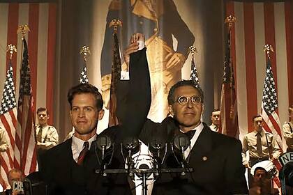 Presidenciales. Charles Lindbergh (Ben Cole), con el rabino Bengelsdorf (John Turturro)