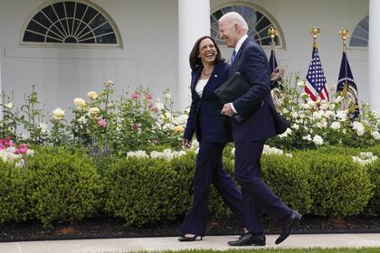 La vicepresidenta Kamala Harris es la primera en la lista de candidatos que podrían tomar el lugar de Joe Biden en las elecciones presidenciales