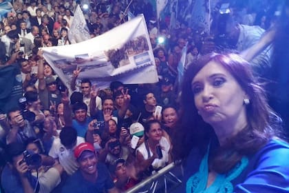 Presidenta Cristina Kirchner trompita trompa labios boca duck face selfie autofoto palo stick