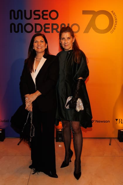 Presidenta de la Fundación arteba, Larisa Andreani, y la galerista María Casado