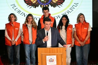 Presidente de Bolivia posesiona a gabinete sin participación de indígenas