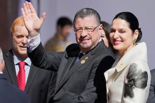 Presidente de Costa Rica continuará en el gobierno como ministro de dos carteras