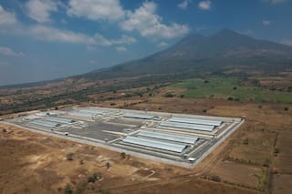 Presidente de Costa Rica visita megacárcel salvadoreña tras acuerdo con Bukele sobre seguridad