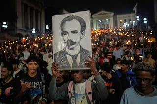 Presidente de Cuba encabeza tradicional manifestación de jóvenes en homenaje a héroe nacional Martí