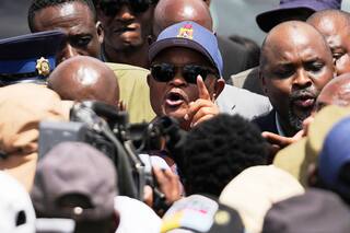 Presidente de Sudáfrica suspende a ministro de Policía