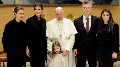 Mauricio Macri y su familia en el Vaticano con el papa Francisco