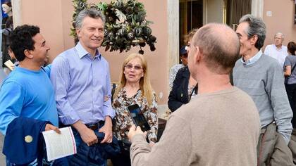 Macri se mostró ayer con turistas argentinos en Roma