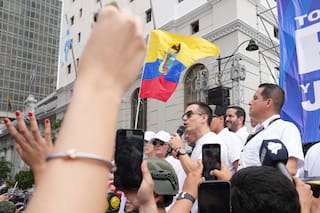 Presidente Noboa encabeza marcha por la paz mientras se alista una movilización contra su gobierno