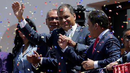 El mandatario saliente, Rafael Correa, saluda desde el balcón de la Casa de Gobierno