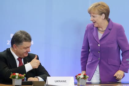 La canciller alemana, Angela Merkel, se reunió hoy con Poroshenko; repasaron la situación del cese al fuego entre las fuerzas ucranianas y los rebeldes prorrusos en el este de Ucrania