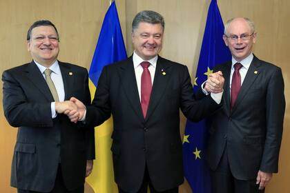 Poroshenko, exultante tras la firma del acuerdo, con Jose Manuel Barroso y Herman Van Rompuy, autoridades de la UE