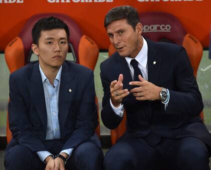 Presidente y vicepresidente de Inter, pero de orígenes muy distintos: Steven Zhang, de 29 años, hijo de Zhang Jindong, el multimillonario chino fundador de la empresa Suning, escucha a Zanetti, la leyenda viva del club de Milán 