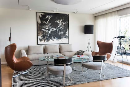 Presidido por la obra de Kazuya Sakai, este espacio destinado a compartir con colegas y amigos se equipó con una alfombra de lana (Elementos Argentinos), sofá ‘Bergamo’ con módulo redondo de descanso (BoConcept), sillones ‘Egg’ en cuero y dúo de butacas ‘Adriano’ (Manfroni Casa).