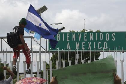 Presionado por Estados Unidos, México intensifica los esfuerzos para detener la caravana