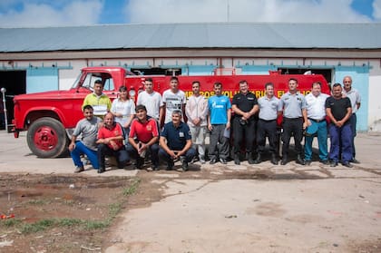 Presos de las cárceles de Magdalena y Batán restauraron y reparararon autobombas para dos cuarteles de bomberos voluntarios
