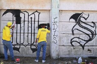 Presos participaron en el borrado de grafitis alusivos a pandillas, hoy casi inexistentes en el país.