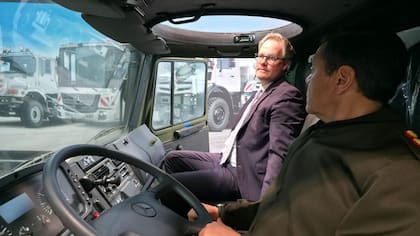 Presti en su visita a la planta