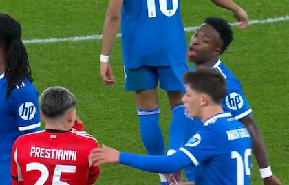 Prestiani se tapó la remera y le habría dicho algún insulto racista a Vinicius; el partido estuvo detenido