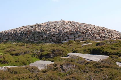 Pretty, una viuda interesada en el espiritismo, tenía un presentimiento sobre esos montículos. Se creía que eran de origen vikingo. Un huésped había visto una vez una figura fantasmal entre ellos, y existían viejas leyendas locales sobre tesoros enterrados