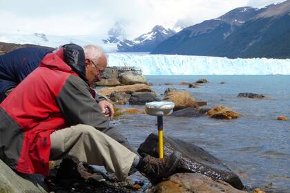Skvarca mide el canal de los Te´mpanos
