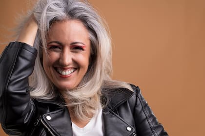 Prevenir el amarilleamiento de las canas requiere una combinación de protección, higiene y productos adecuados (imagen ilustrativa)