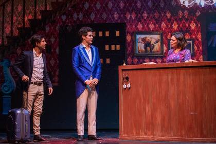 Patricio Arellano es el automovilista que encuentra al joven Príncipe (José "El Purre" Giménez Zapiola) en las rutas patagónicas y lo invita a compartir viaje