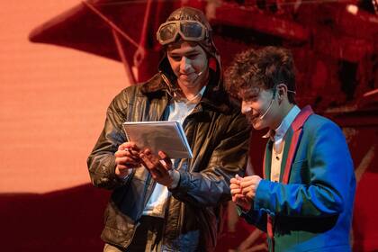 Flashbacks a la historia original de El Principito,ilustran el salto dado por el personaje de Saint-Exupéry a la versión de El regreso del joven Príncipe, escrita por Alejandro Roemmers.