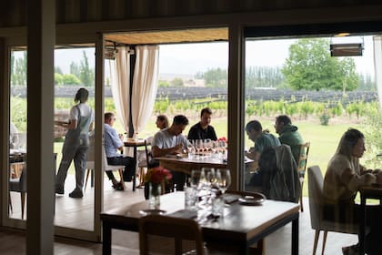 Previa visita por la bodega, la experiencia de saborear el menú de pasos del bistró requiere reservar con antelación