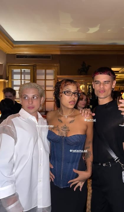 Previamente, los artistas posaron para la cámara de Sofía Malamute con Pattinson de fondo